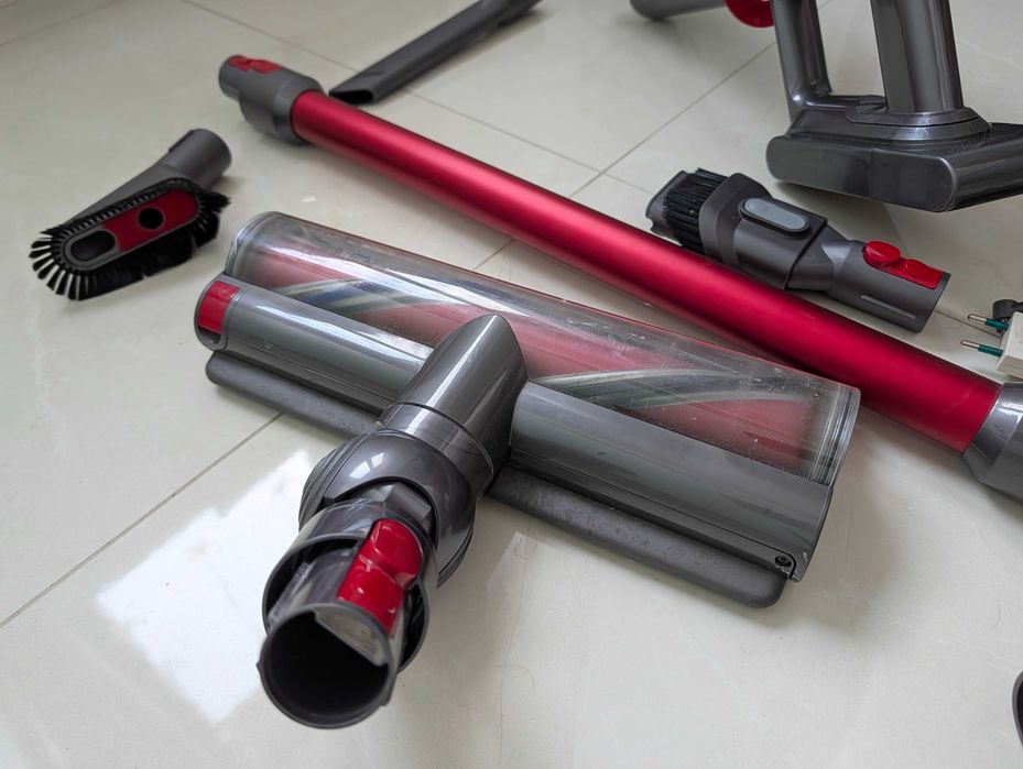 Dyson V10 aspirator si Dyson Outsize