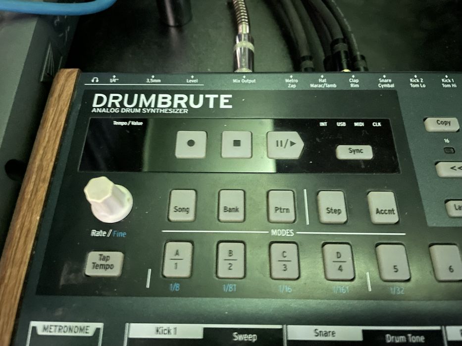 Дръм машина “Arturia Drum brute”