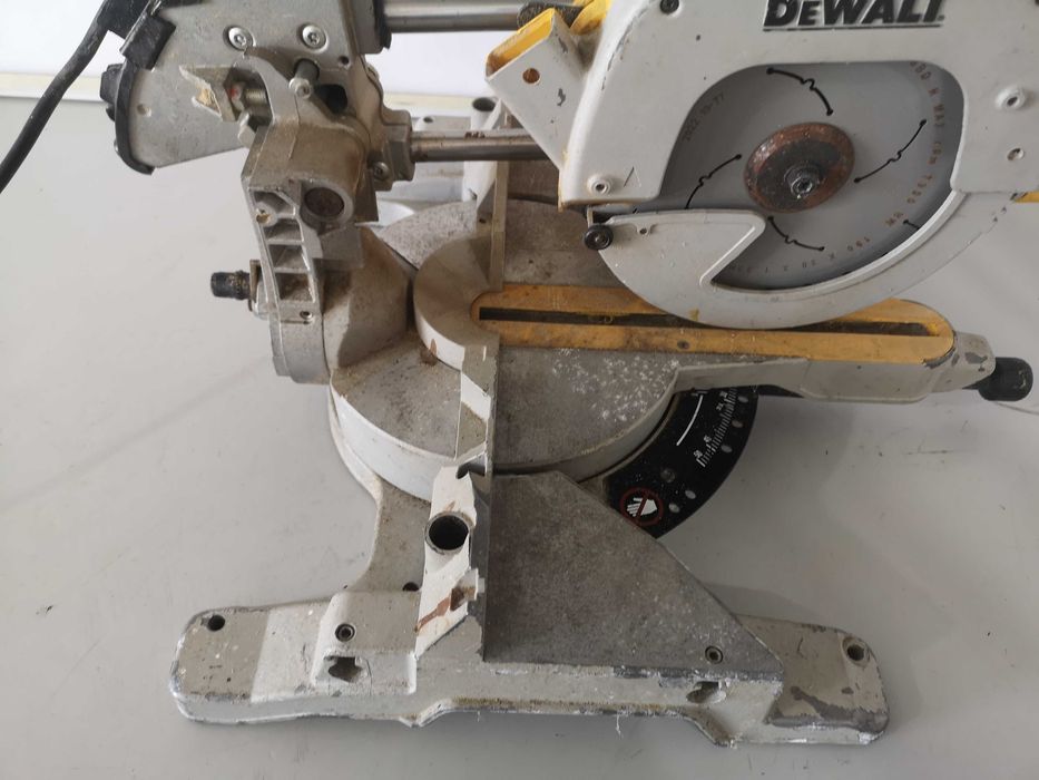 Циркуляр пендула - Dewalt 1200W / 216mm