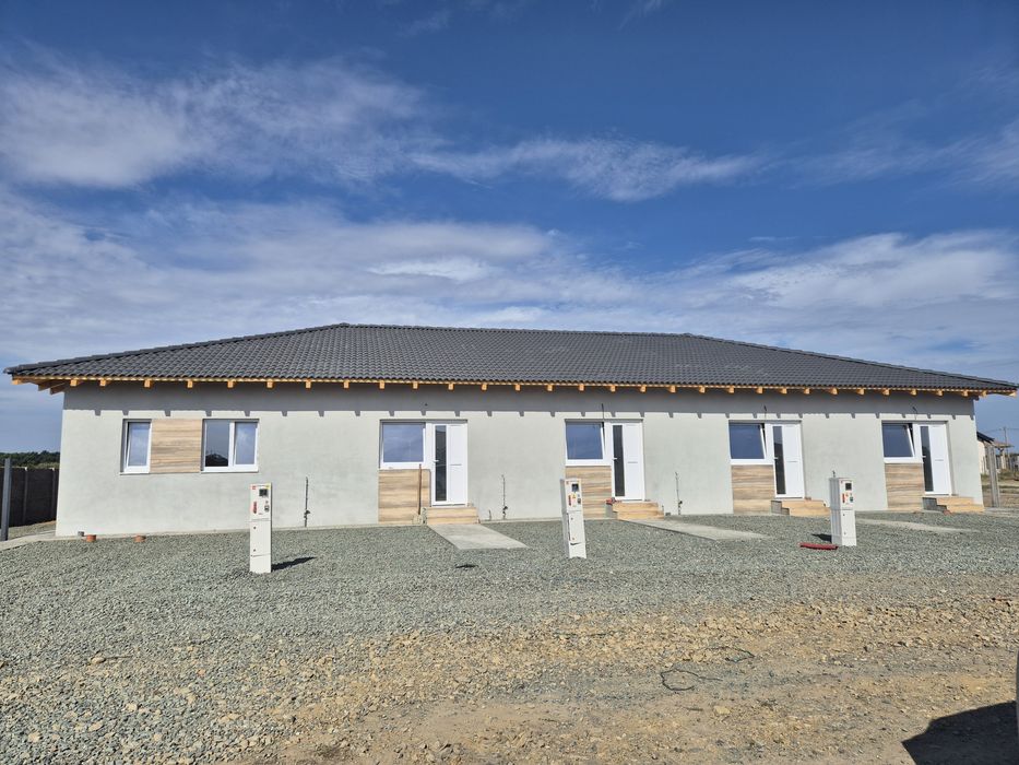 PROPRIETAR Vând apartament/casa cu gradina si 2 locuri de parcare