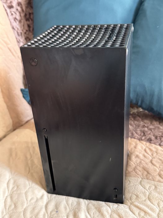 Xbox Seris X ultimul vine inclusiv cu un CD forza 5 si controlarul