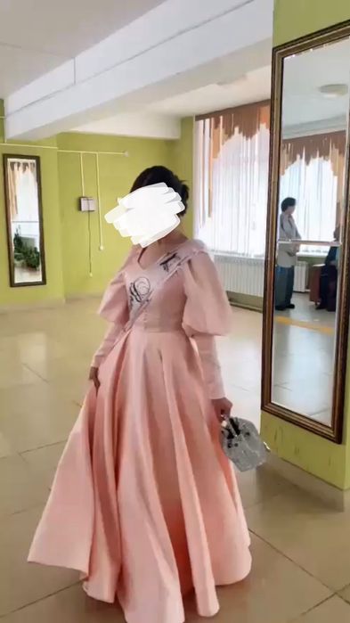 Вечернее платье. Одевали на выпускном всего лишь 3-4 часа