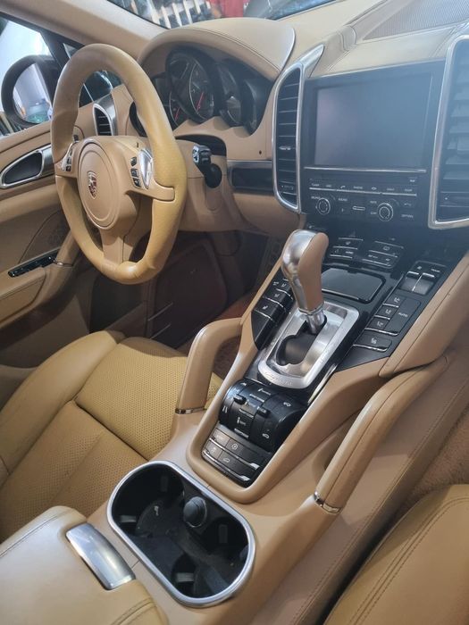 Vând Porsche Cayenne
