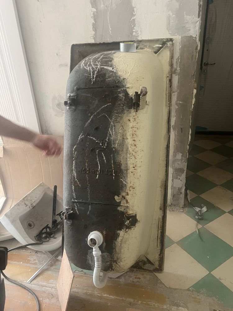 Продам ванную чугунную