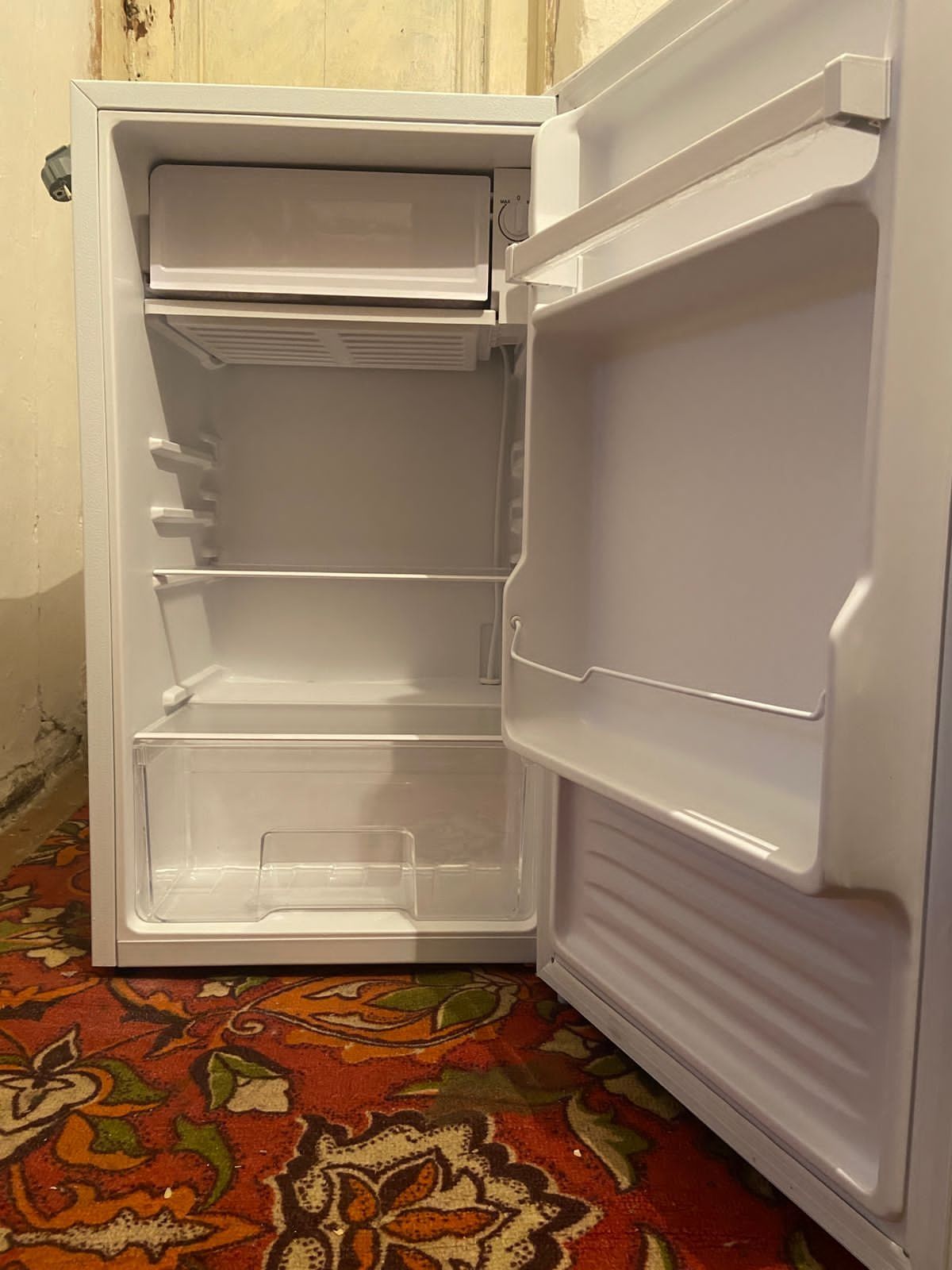Новый холодильник с морозильной камерой
