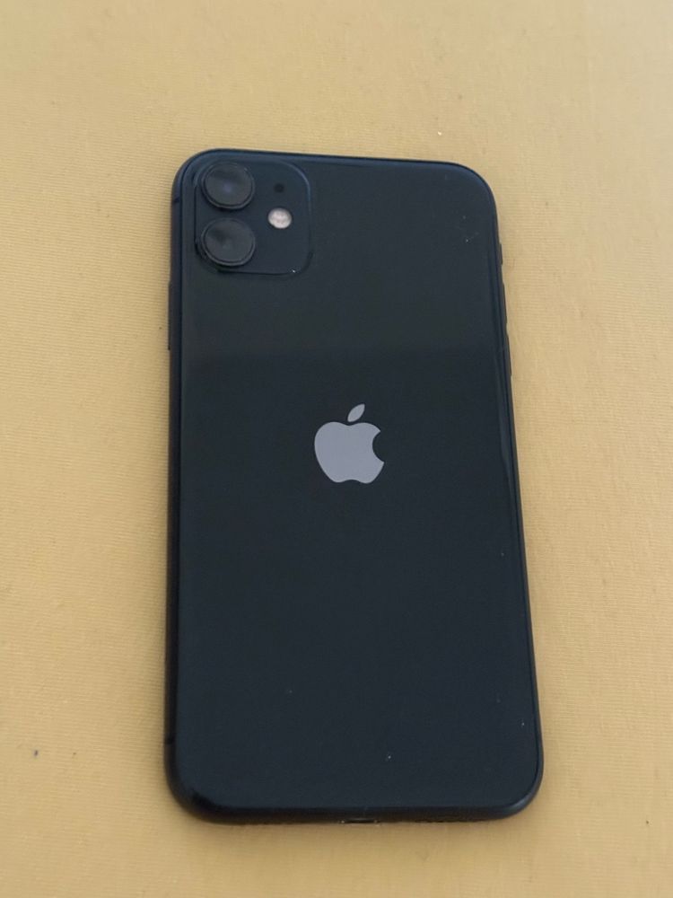 Iphone 11 с лек проблем но като нов