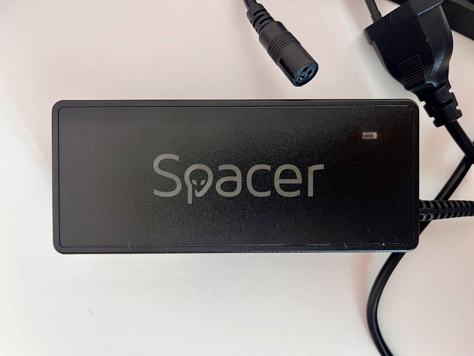 Incarcator universal pentru laptopuri