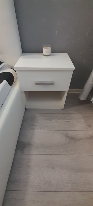 Pat tapitar alb saltea si doua noptiere