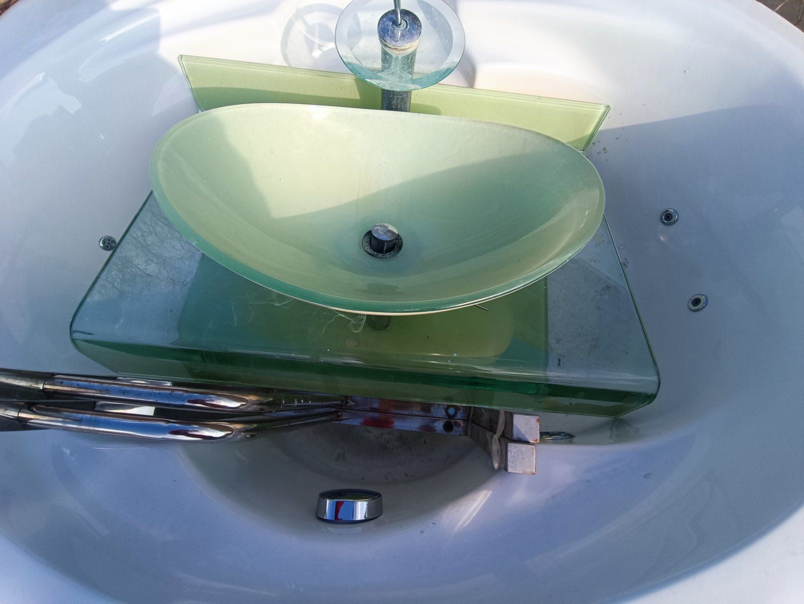 Стъклена мивка за баня