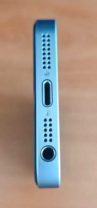 Apple iPhone SE 32gb фабрично отключен телефон, без забележки като нов