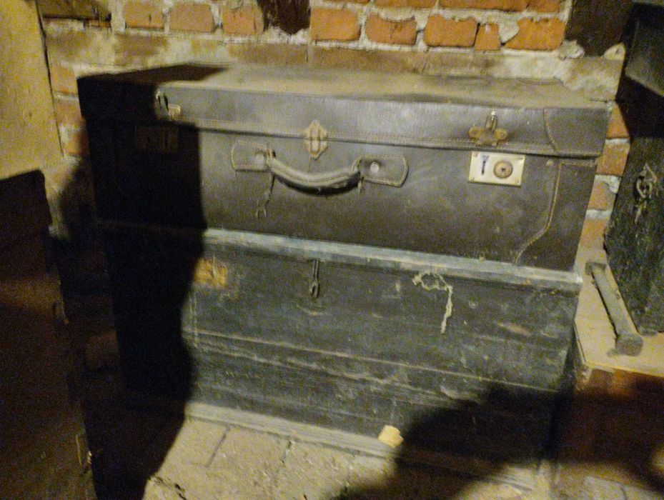 Много стари куфари и сандъци