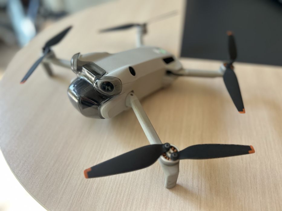Продавам DJI Mini 4 Pro Fly More Combo