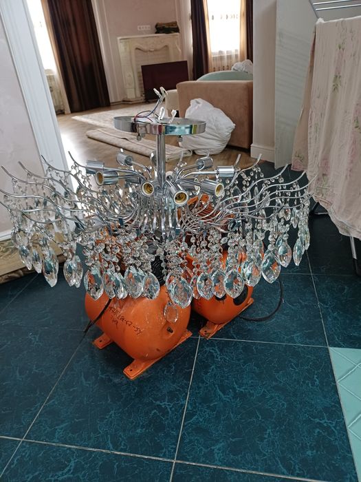 Продам хрустальную люстру на 12 плафонов
