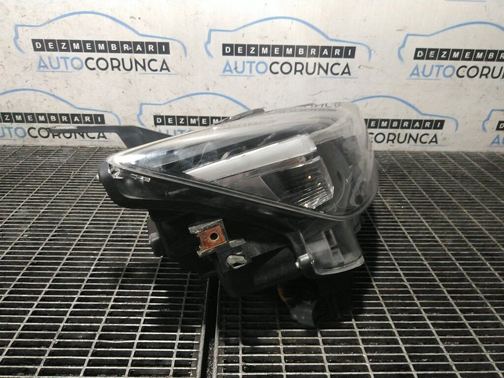 Far Dreapta Mazda CX - 3 2015 - 2018 SUV 4 Usi (1276) Cu lupă