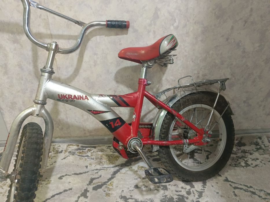 Velosiped qizil rangdagi