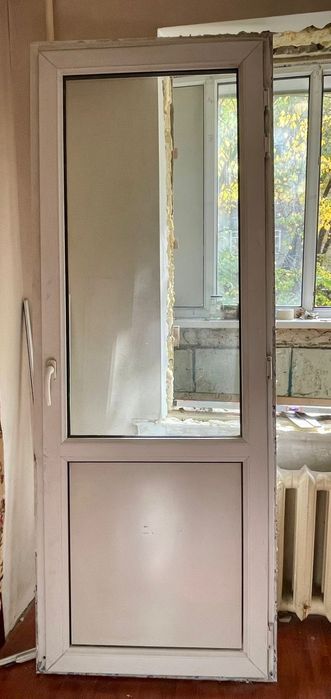 Пластиковый пакет. Балконная дверь и оконная рама.