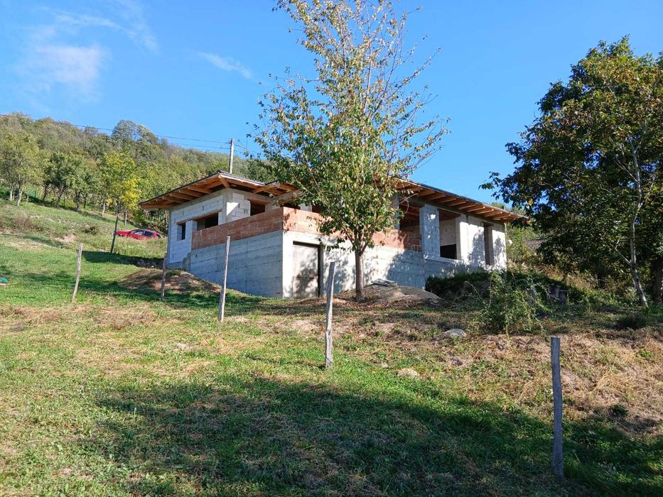 Casa la rosu in Cicarlau