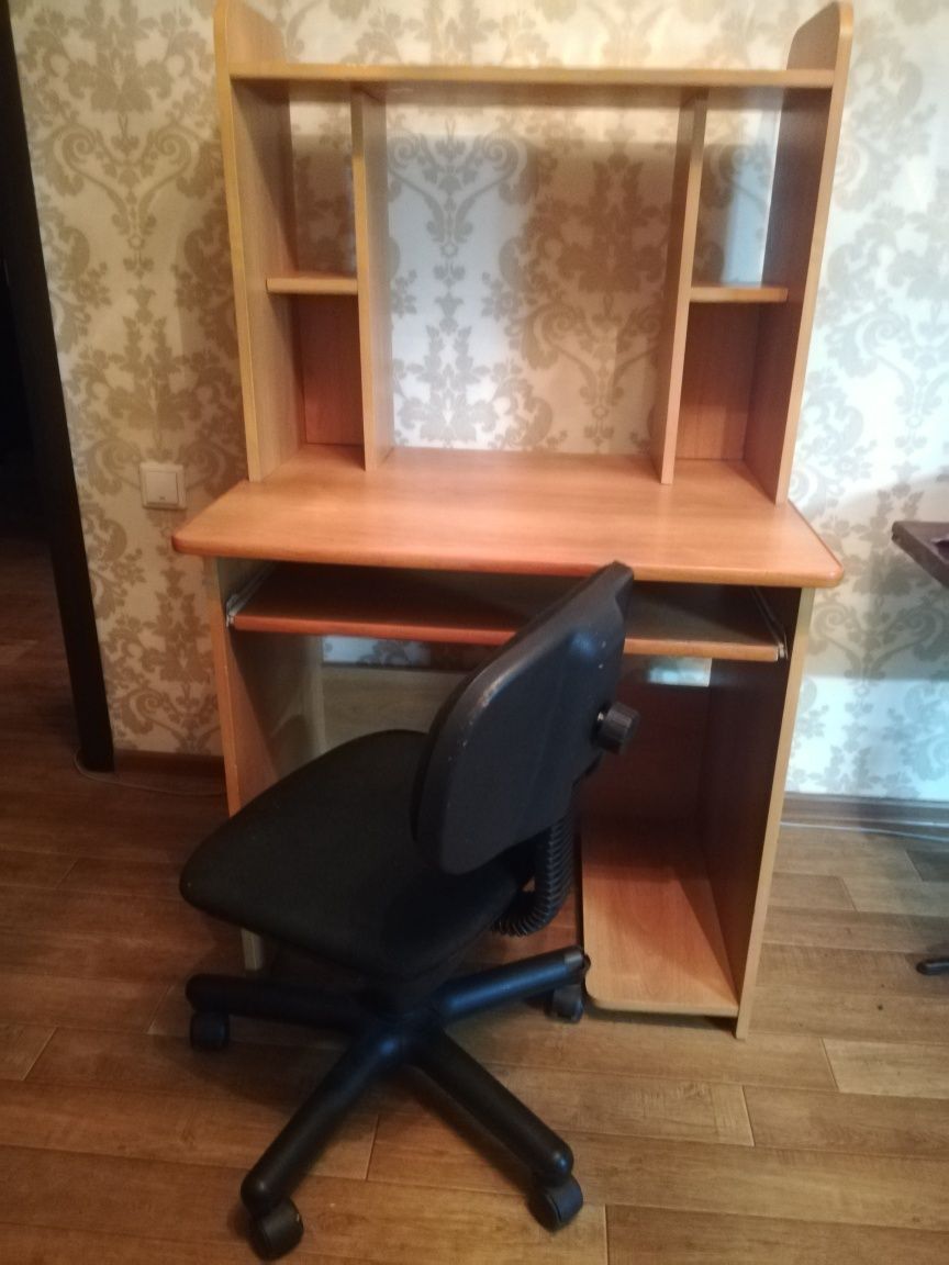Стол компьютерный и кресло