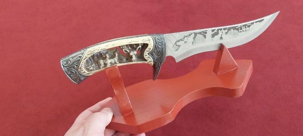 Нож с дървена стойка