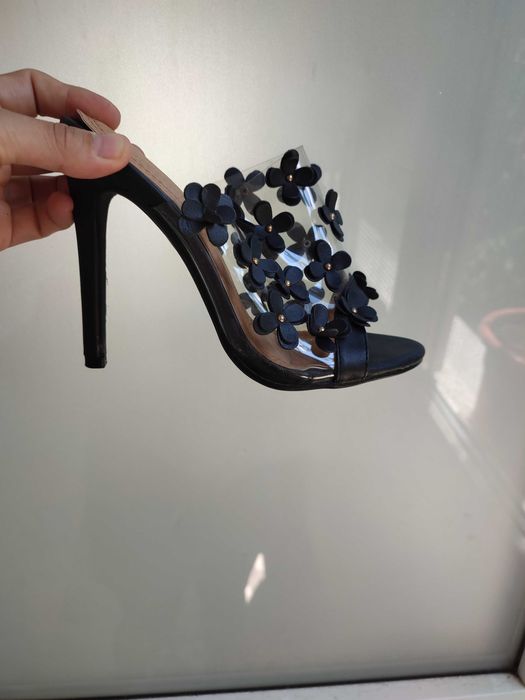 Sandale cu toc, transparente cu flori negre