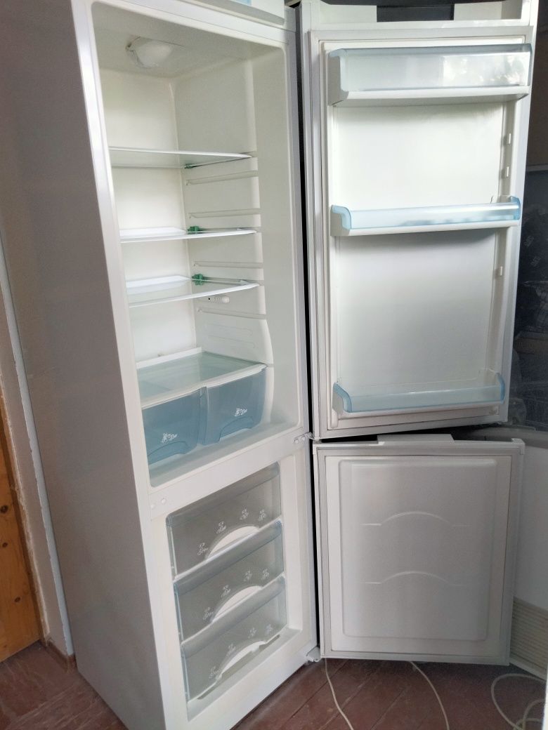 Продам Холодильник Атлант белоснежный чистый отлично работает