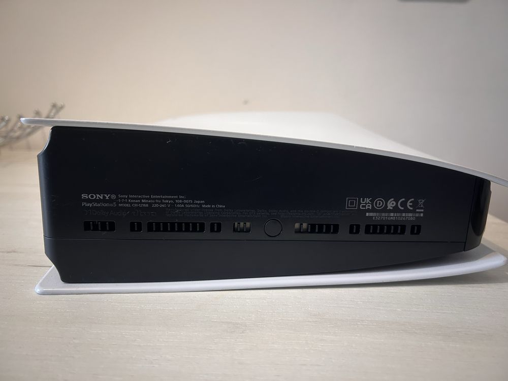 Vand playstation 5 , digital , 825 gb, vine cu toate cablurile