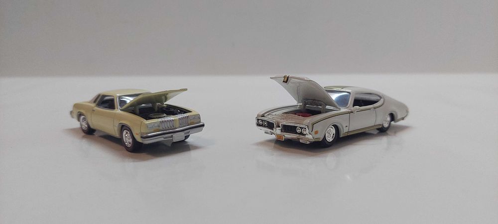 Machete auto, camioane, autobuze figurine scari atipice