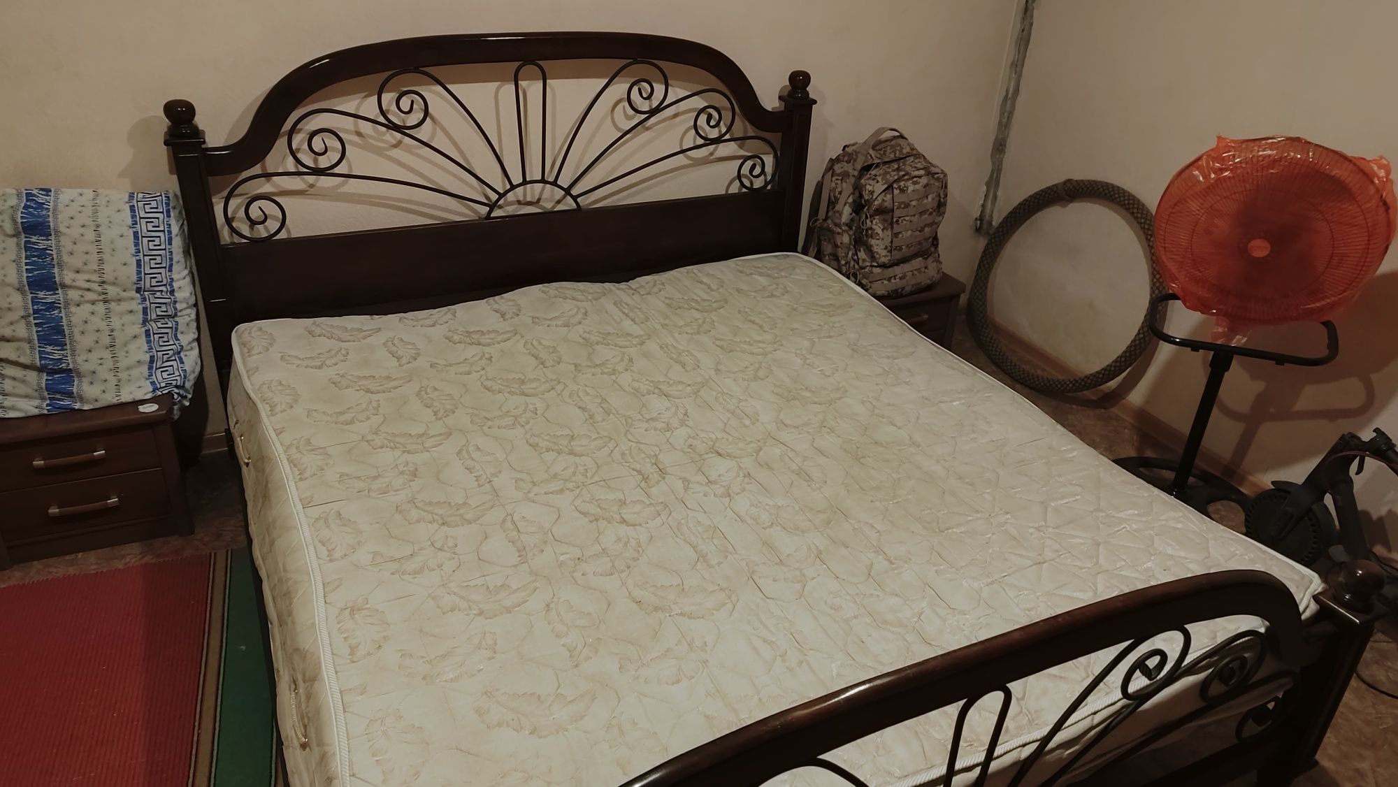 Кровать с матрасом 200×180