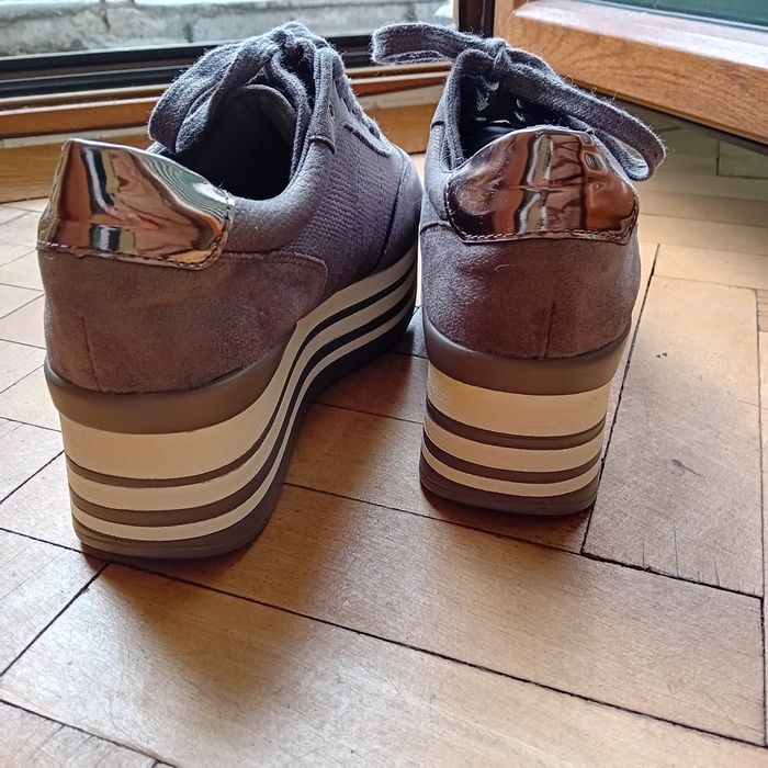 Дамски обувки на платформа