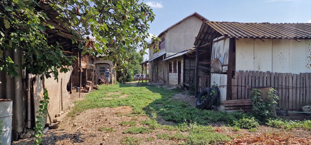 Vând casa cu curte
