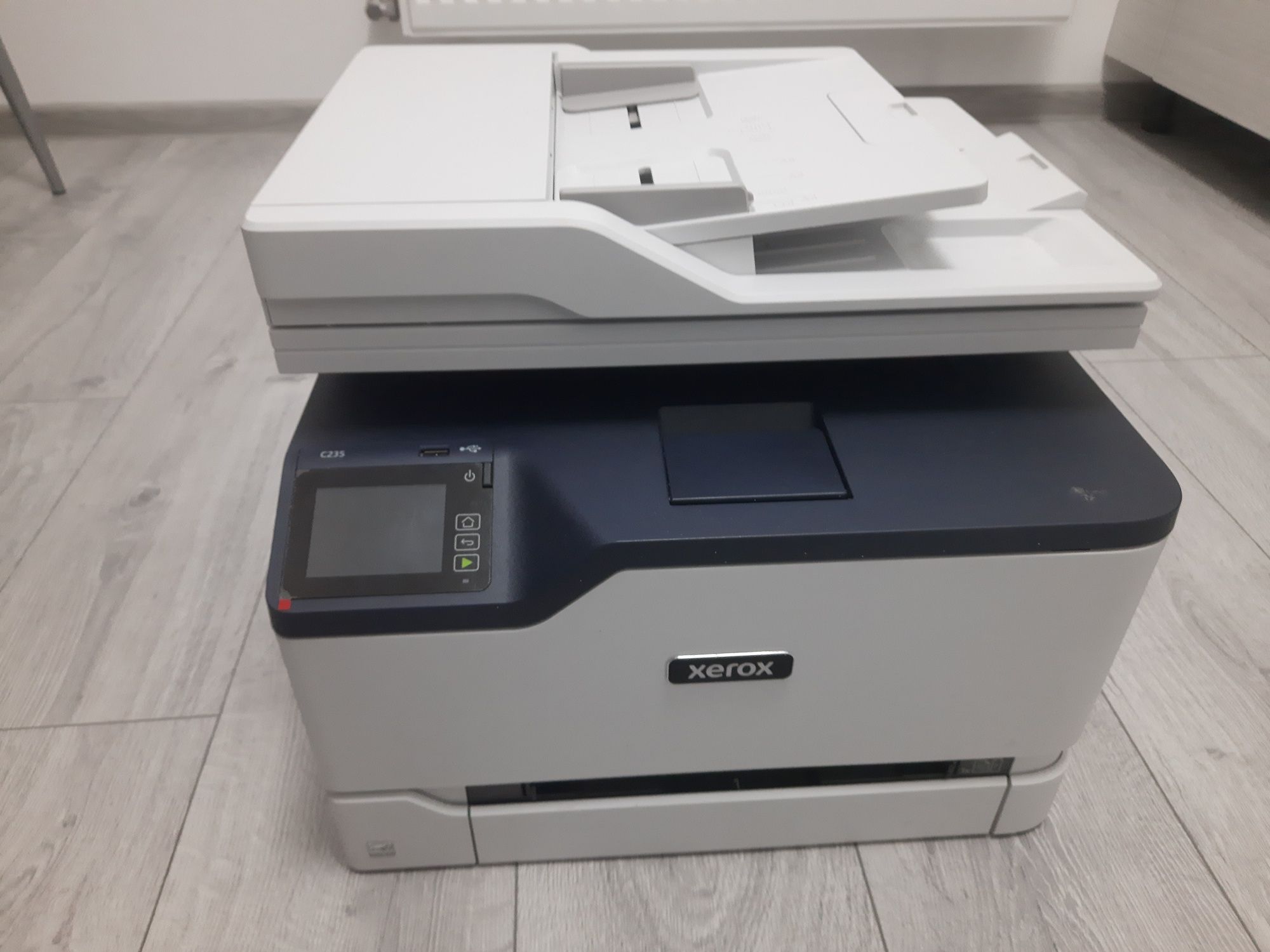 Vând imprimantă multifuncțională XEROX C235