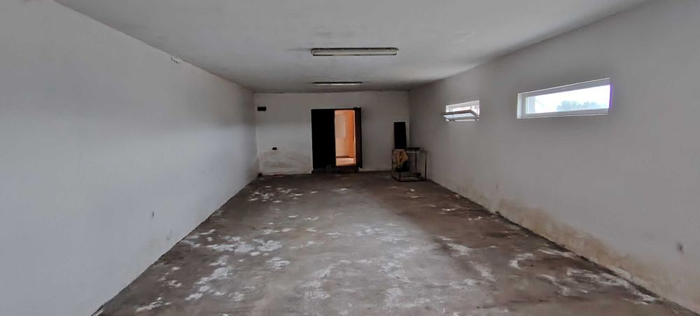 Самостоятелна сграда с навес и гараж-с.Войводово