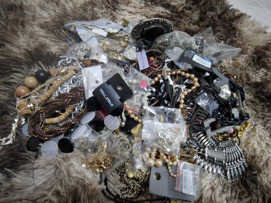 Lot 1000 buc gablonturi outlet, 2,2 lei buc,modele diversificate/mixte