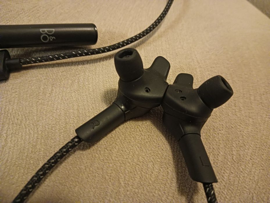 Casti in-ear Bang & Olufsen fara fir bluetooth BeoPlay E6 microfon