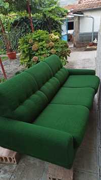 Зелен разтегателен диван