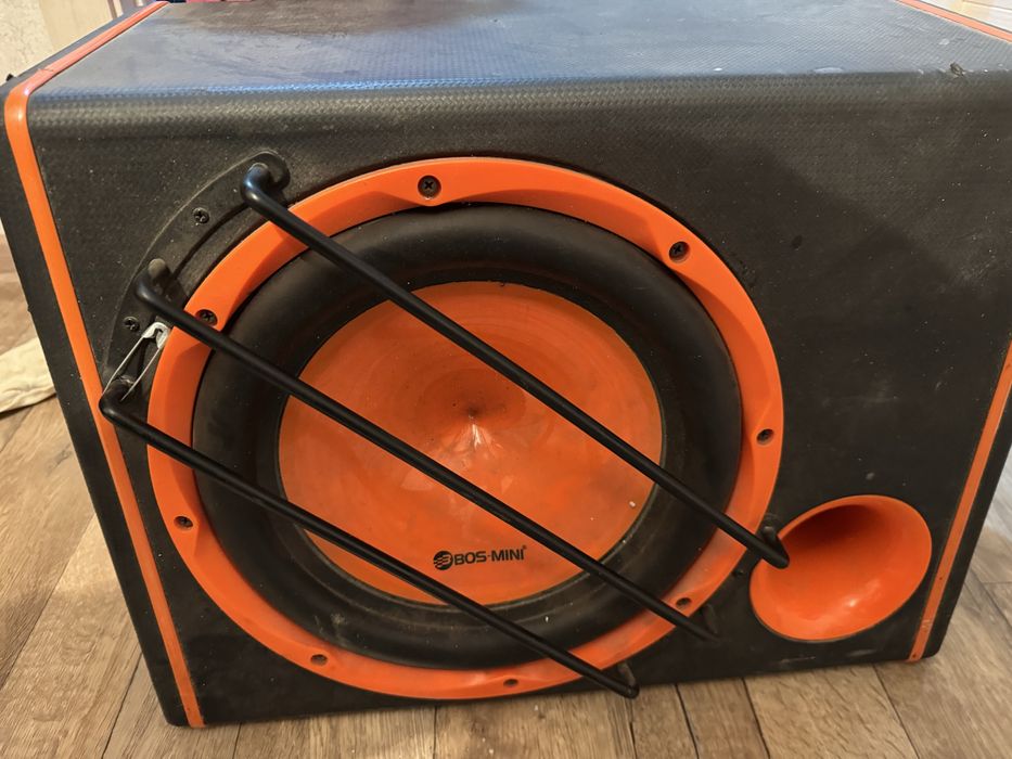 Продаю сабвуфер в хорошем состояние