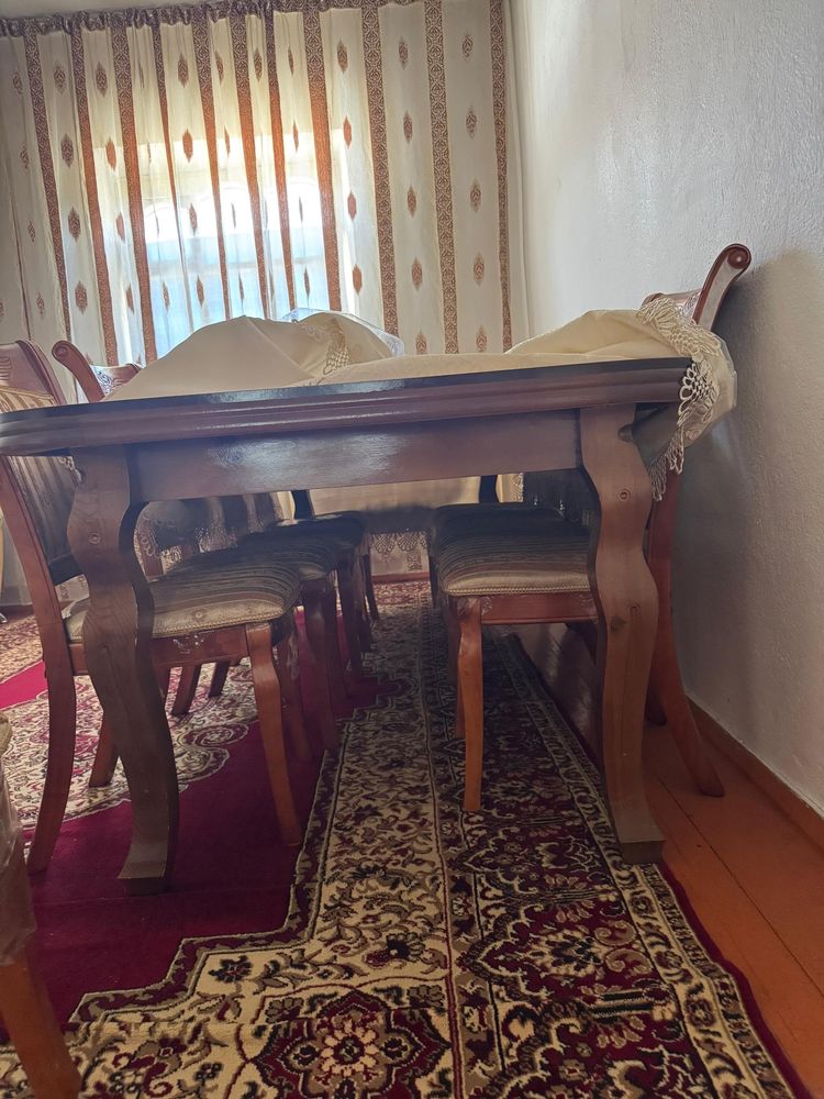 Стол и стулья для гостевой