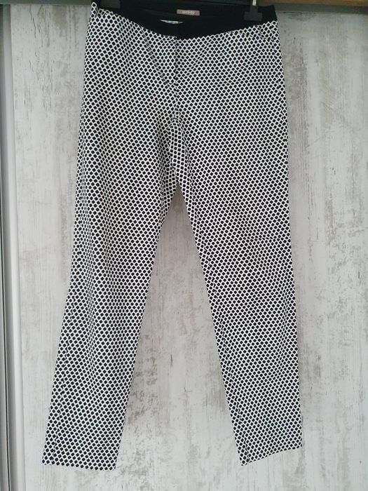 Vand blugi de la firma Zara si Berska marimea 38 ,M