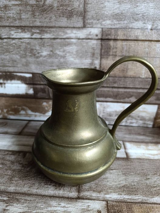 Плътна бронзова кана