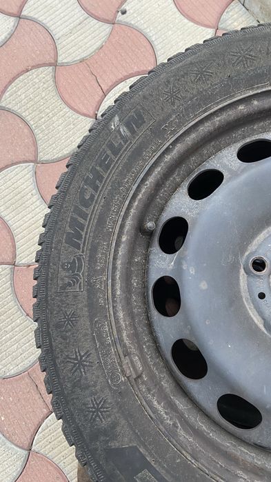 Vand 4 cauciucuri de iarna Michelin 205/55/16 cu jante de tabla.