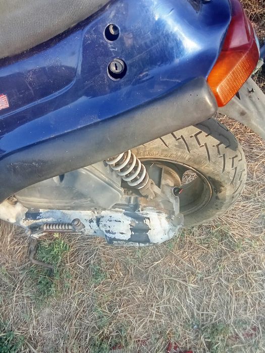 Vănd scuter trebuie pusă pedala de prnire și Baterie să pornească