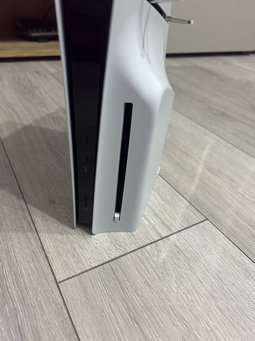 Vand PS5 ca nou + FIFA 25 disk ori schimb cu pc gaming