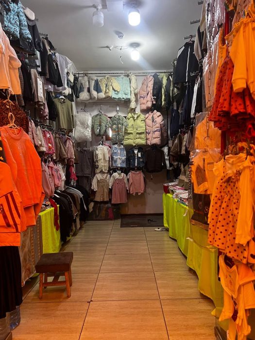 Chilonzor buyum bozorida joylashgan tayyor magazin sotiladi