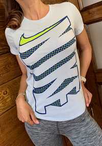 Дамски тениски Nike S, M размер