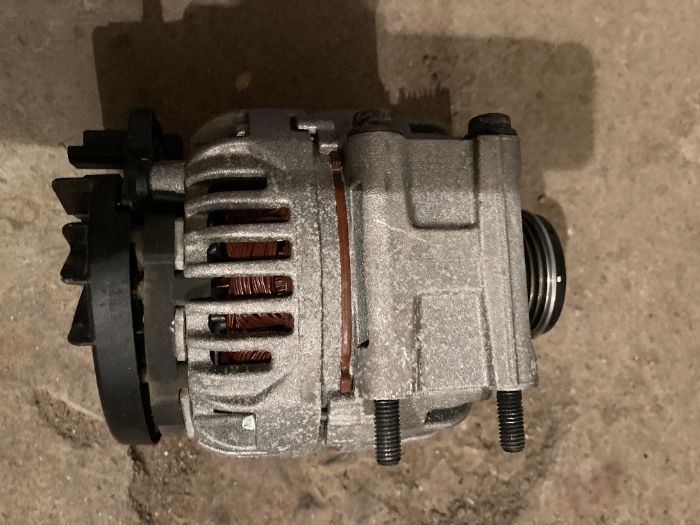 Продавам рециклиран генератор Bosch на 2 години за Renault Scenic I