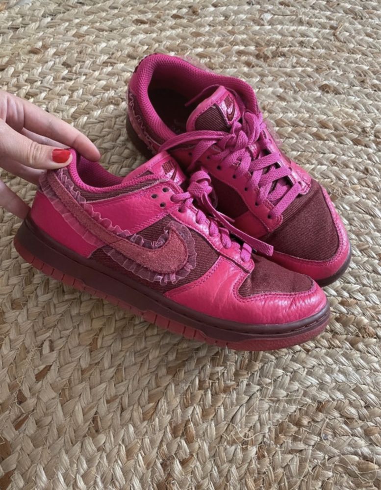 Nike dunk valentine’s day edition