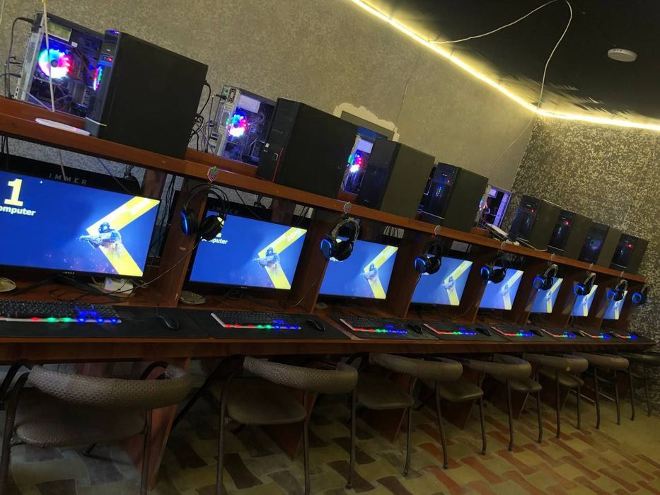 Kompyuterlar sotiladi.Ishlab turgan