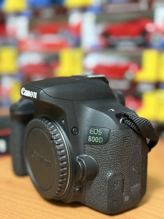 Canon 800d + obectiv 18-55 EFS f/3.5-5.6 IS II + parasolar dedicat