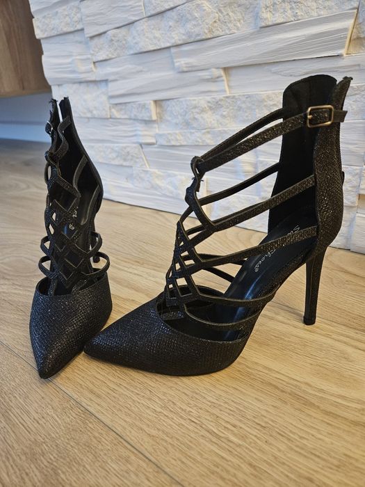 Vând pantofi cu toc noi