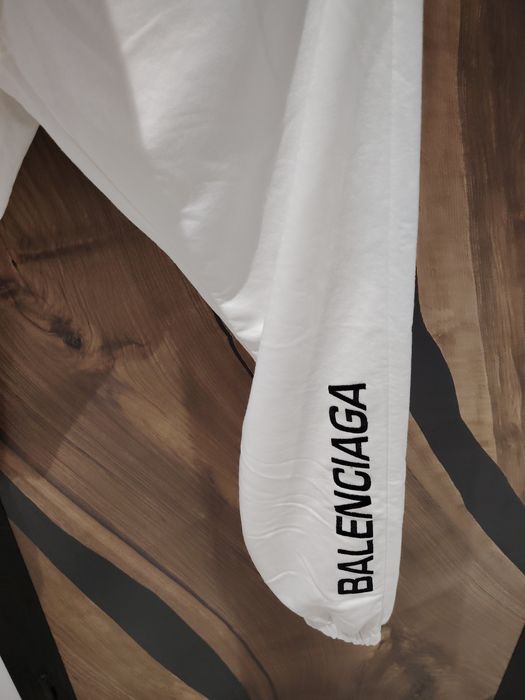 Яке Only, анцунг Balenciaga, блуза Reserved